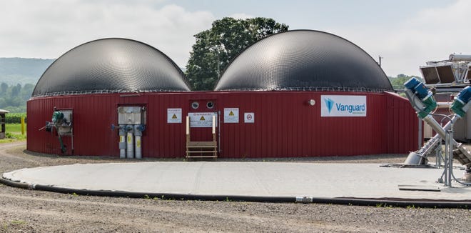 Une vue partielle du digesteur anaérobie Vanguard Renewables à Bar-Way Farm à Deerfield, Massachusetts, surveille les performances du système le 19 juillet 2017. Le digesteur, qui extrait le méthane du fumier et des déchets alimentaires, est de conception similaire à celui en construction en Salisbury, Vermont. L'installation du Massachusetts brûle du méthane pour produire de l'électricité pour le réseau. L'usine de Salisbury, d'autre part, injectera du méthane purifié (également connu sous le nom de gaz naturel renouvelable) dans un pipeline de Vermont Gas Systems.