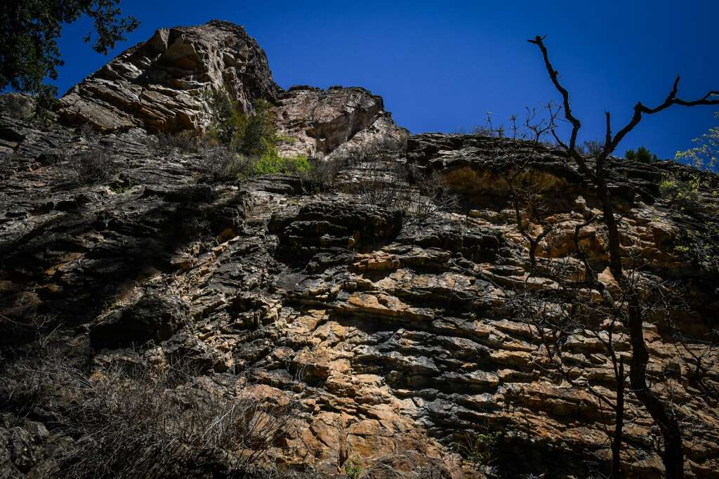 Une falaise au-dessus du sentier du lac Hanging est carbonisée après l'incendie de Grizzly Creek qui a balayé Glenwood Canyon l'été dernier.  | Chelsea Self / Post indépendant