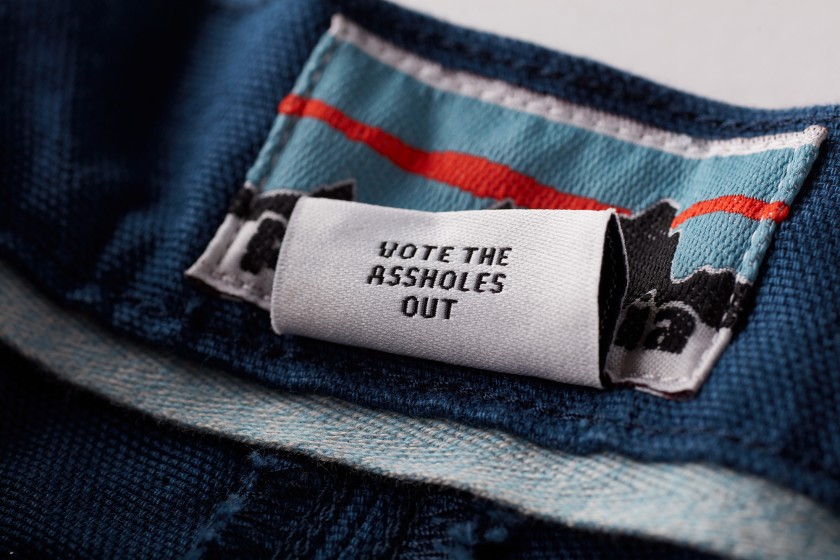 Une étiquette provocante sur une paire de shorts Stand Up de Patagonia en édition limitée.