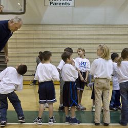 L'ancien joueur de jazz Mark Eaton était présent dans le cadre de la toute première semaine NBA FIT au Provo High School le samedi 9 janvier 2010. 