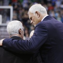 Mark Eaton embrasse l'ancien entraîneur de Utah Jazz Jerry Sloan lors de sa bannière dévoilée en son honneur à la mi-temps du jeu Utah Jazz à Salt Lake City le vendredi 31 janvier 2014.