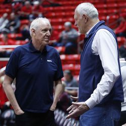 Les anciens joueurs de la NBA Bill Walton et Mark Eaton s'entretiennent avant le match de l'Utah à Salt Lake City le jeudi 22 février 2018.