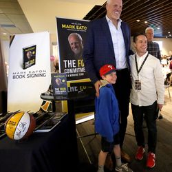 Mark Eaton pose pour une photo avec Drake Woolley, à gauche, et Cabot Woolley après avoir signé son nouveau livre pour eux au Jazz 100 Club de Vivint Arena à Salt Lake City le vendredi 30 mars 2018.