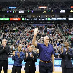 Mark Eaton et les autres membres de la première équipe des éliminatoires de la franchise sont honorés entre le premier et le deuxième quart-temps lors d'un match contre l'Orlando Magic à EnergySolutions Arena le samedi 22 mars 2014.