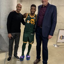 Donovan Mitchell pose avec les légendes de l'Utah Jazz Darrell Griffith et Mark Eaton après avoir enregistré un sommet en carrière de 46 points lors de la victoire 115-111 du Jazz contre Milwaukee le samedi 2 mars 2019.
