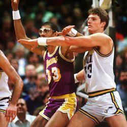 Mark Eaton défend Kareem Jabbar dans un match du milieu des années 80 au Salt Palace.