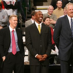 Les anciens joueurs de jazz (de gauche à droite) Jeff Hornacek, Pace Mannion, Thurl Bailey et Mark Eaton et l'ancien entraîneur de jazz Frank Layden regardent le Karl Malone retirer son maillot le 23 mars 2006 à Salt Lake City. 