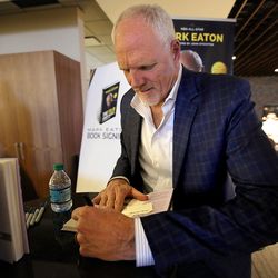 Mark Eaton signe son nouveau livre au Jazz 100 Club de la Vivint Smart Home Arena de Salt Lake City le vendredi 30 mars 2018. Eaton se rendra dans diverses librairies de l'Utah ce week-end pour signer son livre.