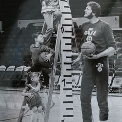 Photo historique de l'ancien centre de jazz de l'Utah Mark Eaton lors d'une campagne de financement Pennies by the Inch de l'hôpital primaire pour enfants.