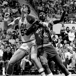 Mark Eaton habille Mickey Johnson de Golden State alors qu'ils se battent pour un rebond le 4 novembre 1983. 